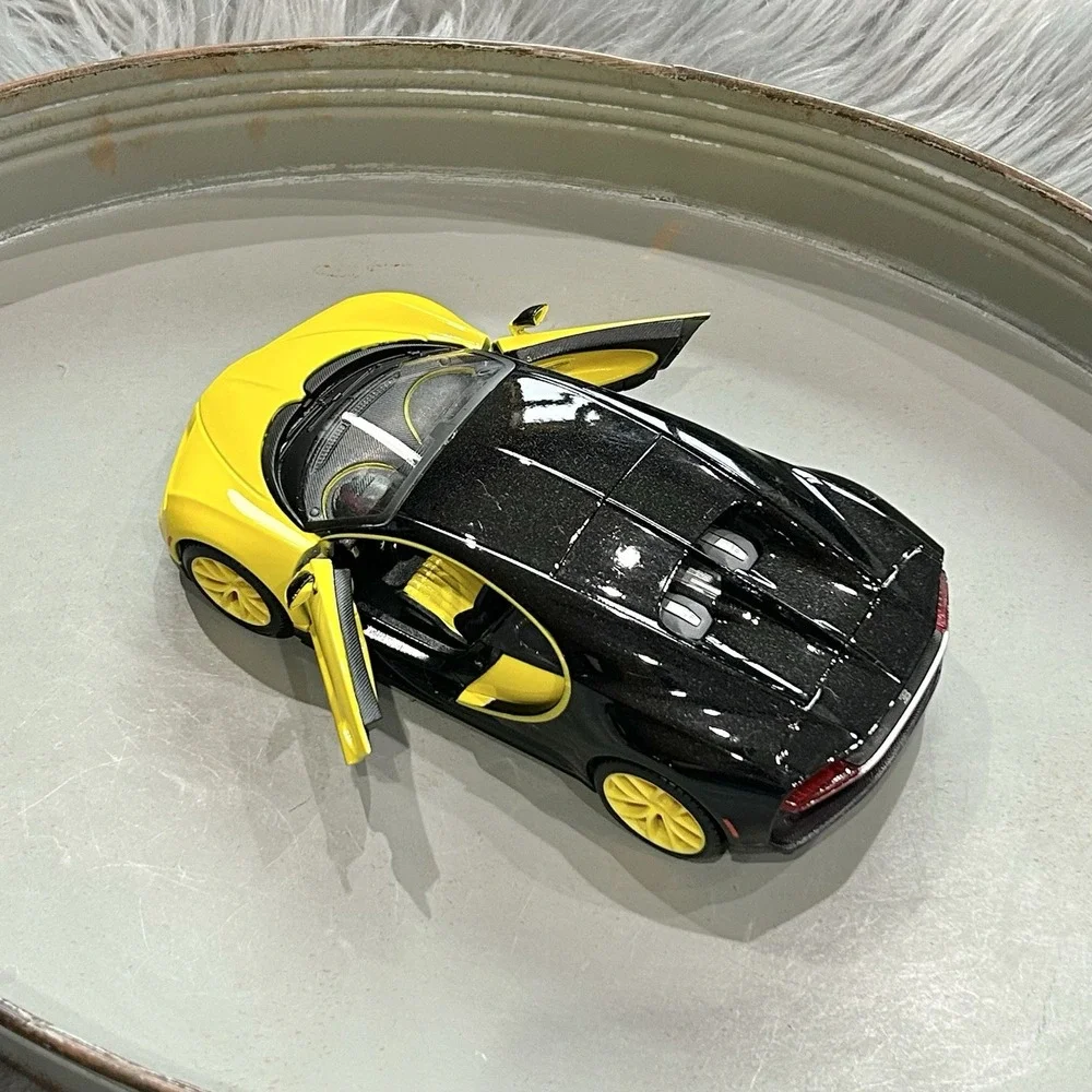 Bugatti Chiron Yellow and‎ Black 1:24 Diecast Model Car - Maisto
